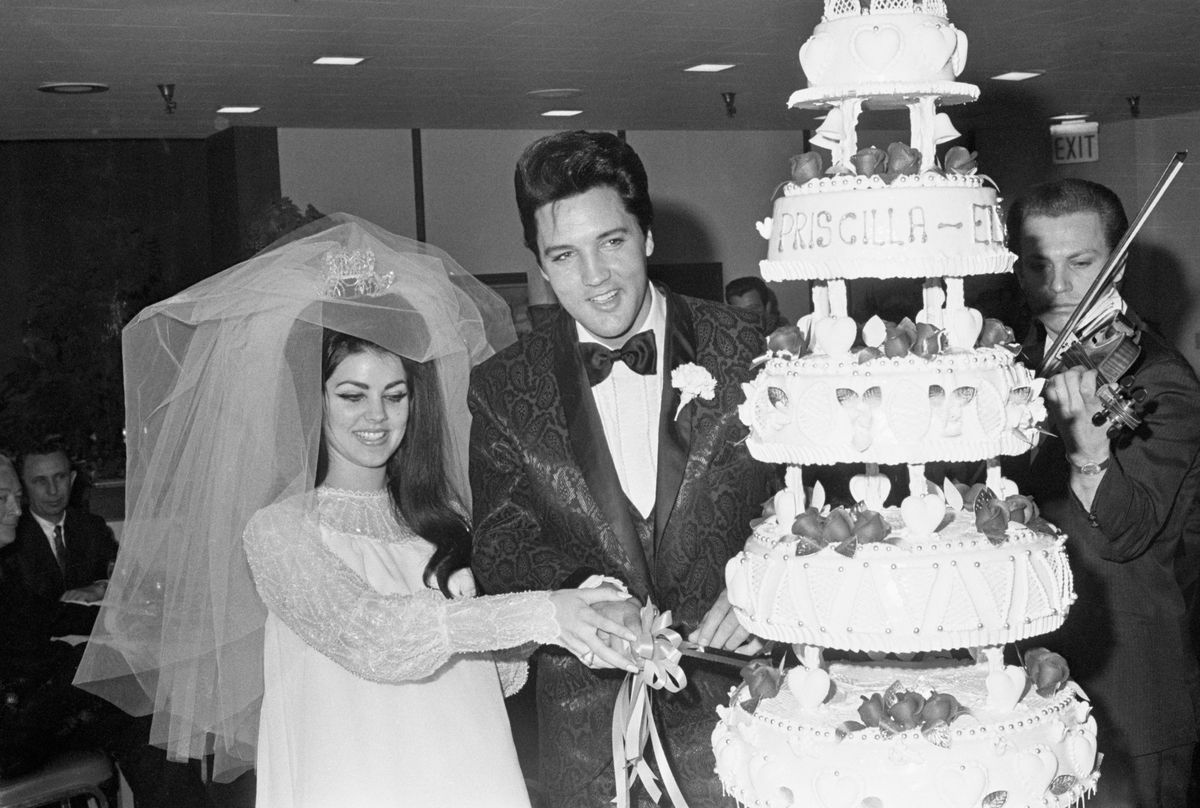 Elvis Presley és Priscilla felvágják az esküvői tortát