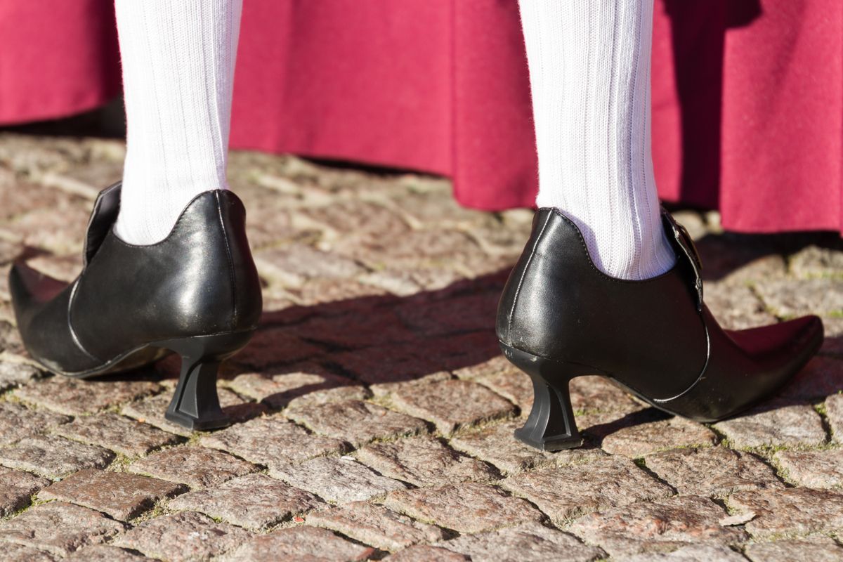 Elegáns férfi magassarkú cipő a 14. századból.