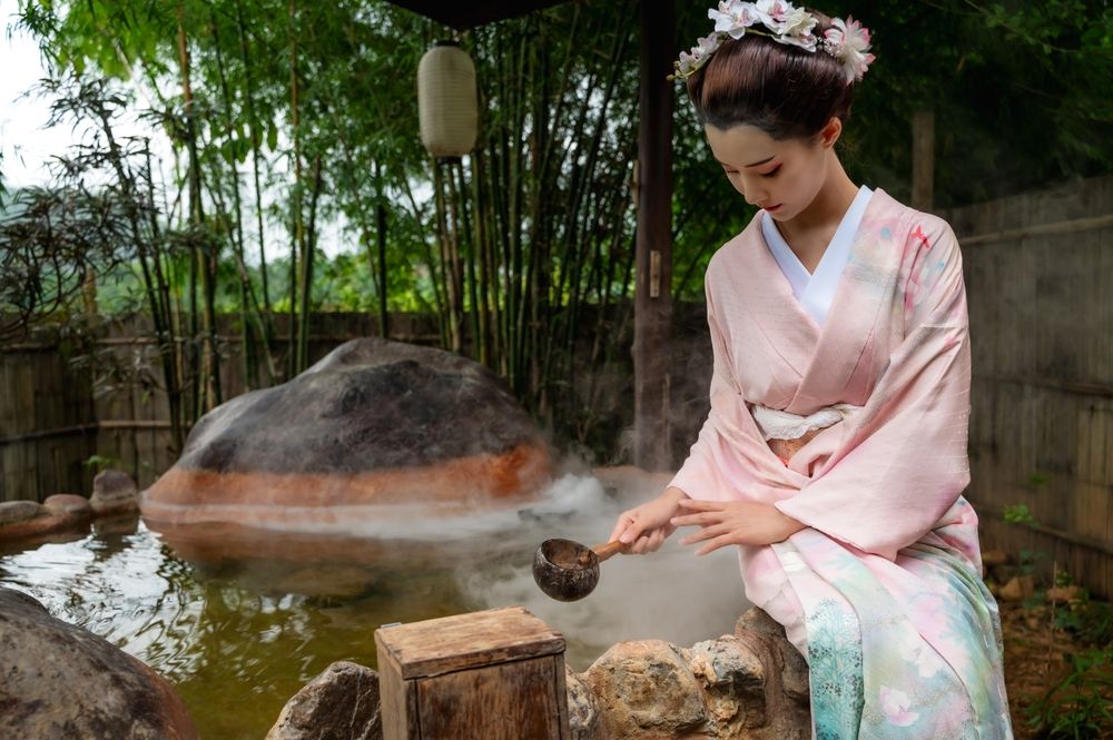 Szép gésa vizet forral,  a gésák témájú cikkhez fotó. 