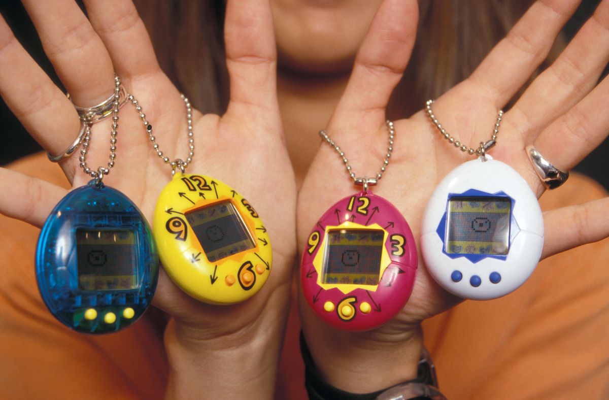 Différents modèles de tamagotchis, animaux de compagnie virtuels japonais dotés d'un programme informatique, en juin 1997 à Paris, France. (Photo by Xavier ROSSI/Gamma-Rapho via Getty Images)