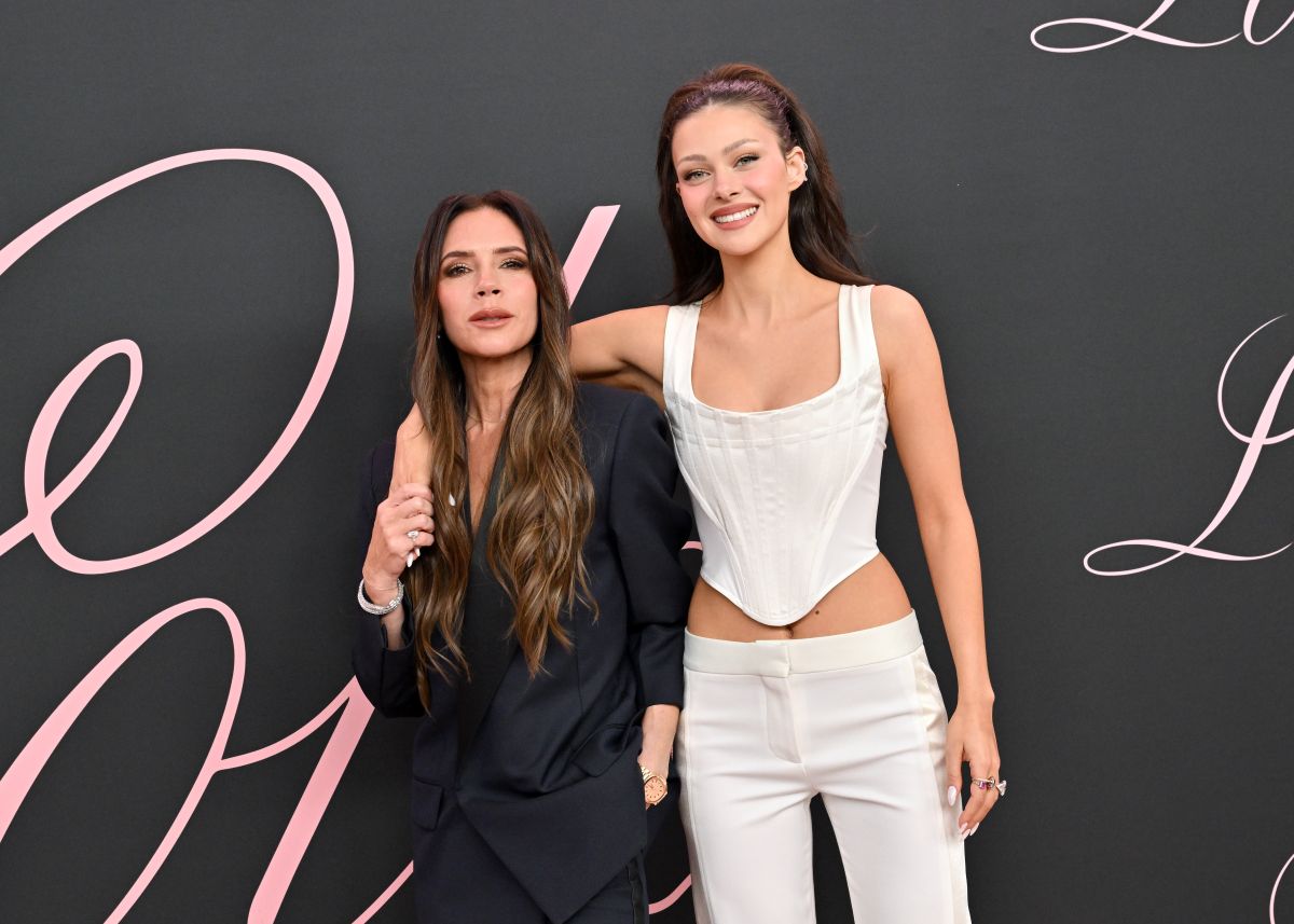 Victoria Beckham és Nicola Peltz a Lola sajtópremierjén.
