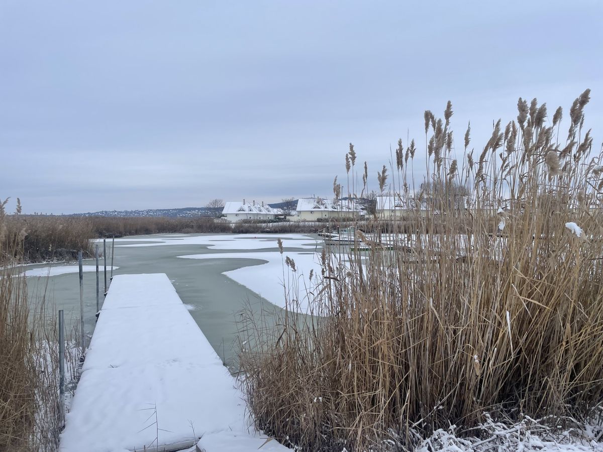 Gyönyörű arcát mutatja a befagyott Velencei-tó