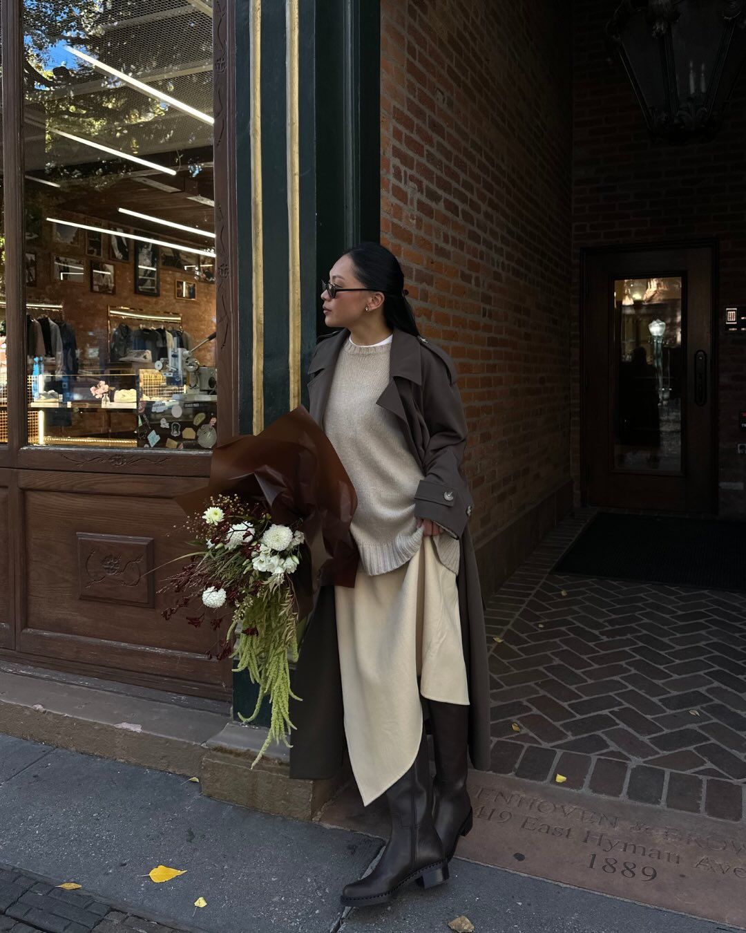 Az új 2026-os csizmatrendet viselő fiatal lány