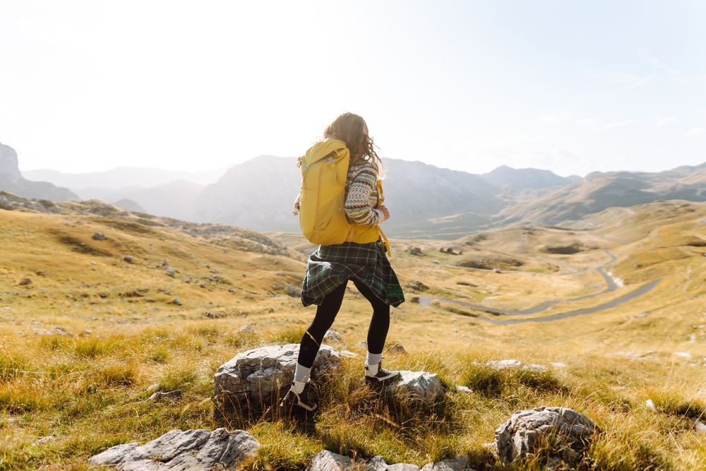 Fiatal nő kirándul - a szülőség sikere, hogy a felnőtt gyerek kellően rugamas. 