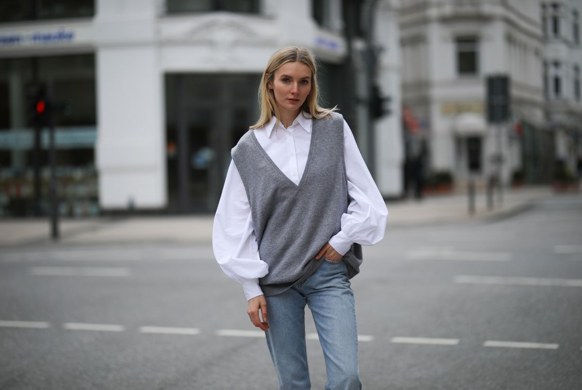 kötött mellény minimalista outfit