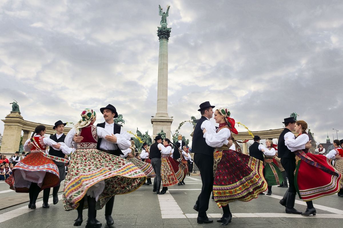 A magyar kultúra napja alkalmából a Hősök terén néptáncoló párok.