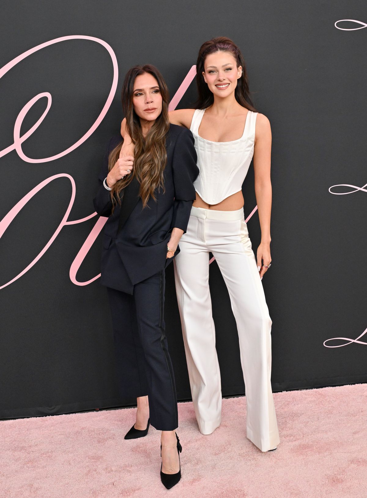 Victoria Beckham és Nicola Peltz Beckham közös fotója.