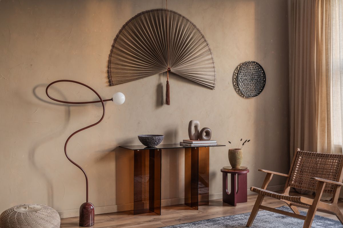 nappali, barna árnyalattal, a minimalista lakberendezés helyett.