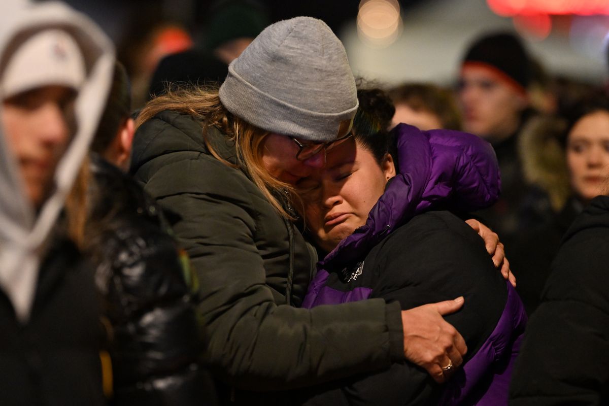 Több ezren gyűltek össze leróni a tiszteletüket a svájci tragédia helyszínén