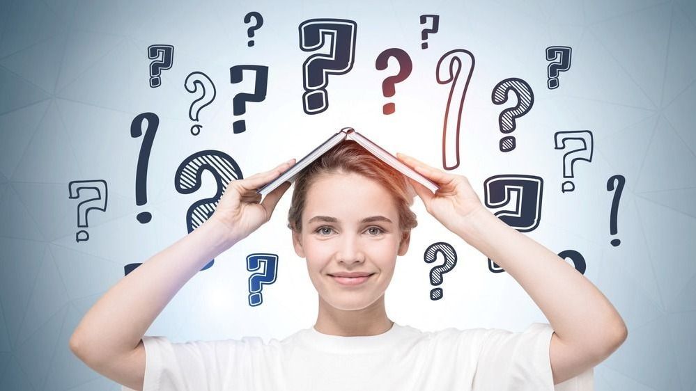 Nő könyvvel a fején, háttérben kérdőjelek. Fotó a kvízhez.