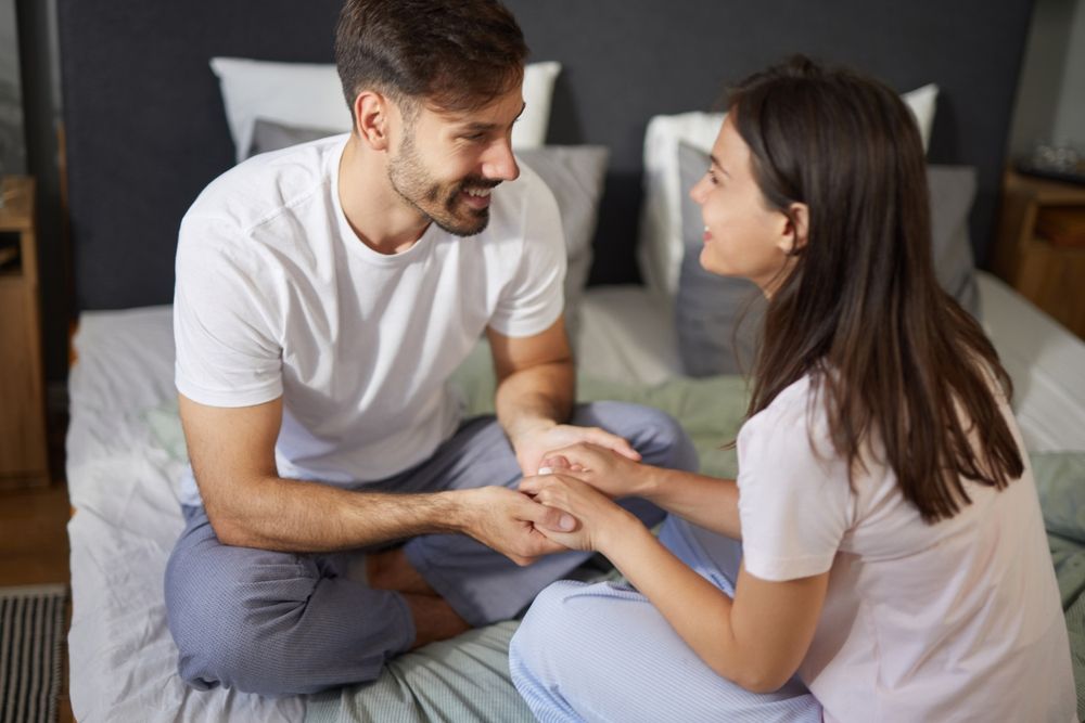 Fiatal pár egymás kezét fogva, a szülőség cikkhez fotó. 