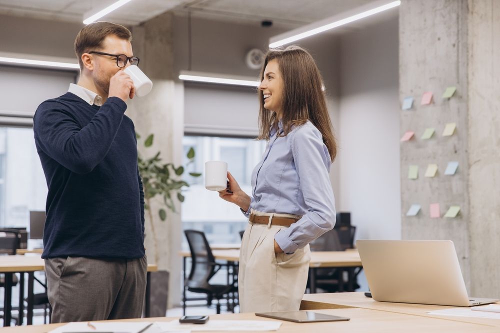 Főnök és beosztott beszélgetnek az irodában. 