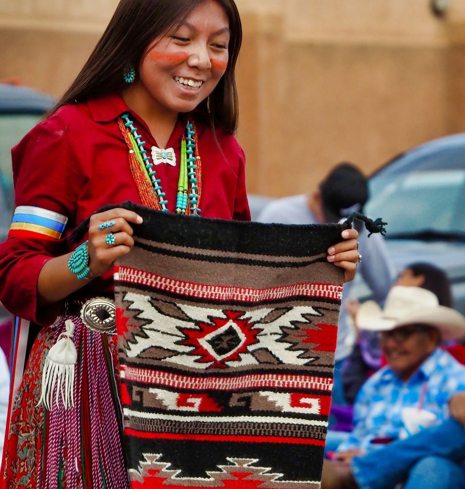 Modern kori indián nő szőnyeggel a ezében.  Az indián nők szépségápolási trükkjei cikkhez fotó. 