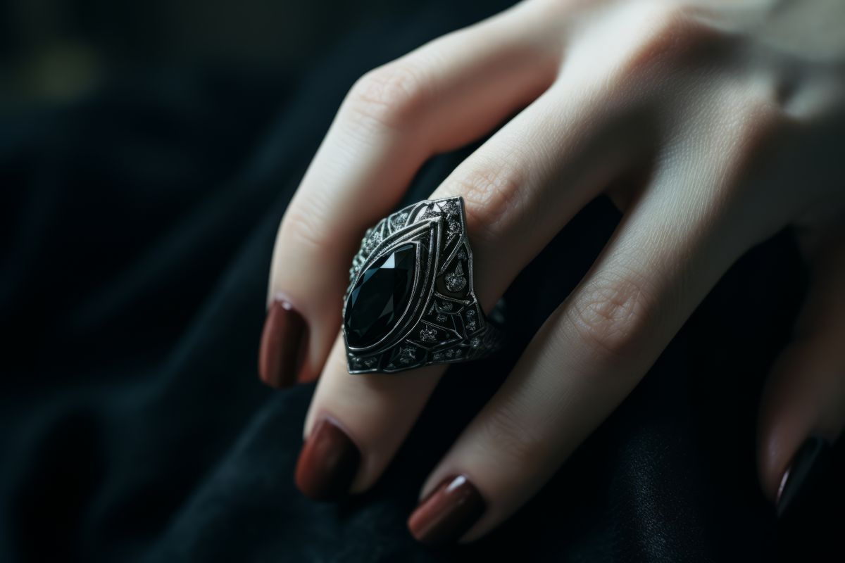 Obszidián gyűrű női ujjon.