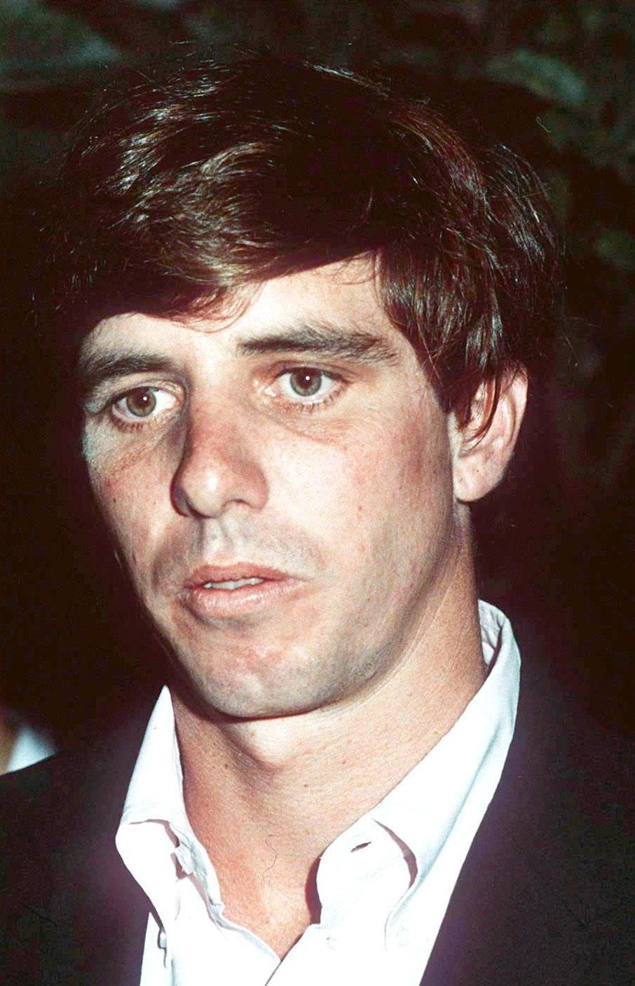 Syn amerického politika Roberta Kennedyho Michael Kennedy (na snímku z října 1989) narazil 31.12.1997 při rychlém sjezdu na obtížné sjezdovce v lyžařském středisku v Aspenu v Coloradu do stromu a z bezvědomí, do kterého upadl, se již neprobral. ( USA-Kennedy-úmrtí ) KEN01-19891012-HYDRA, GREECE: (FILES) Portrait of Michael Kennedy taken 12 October 1989. Michael Kennedy, a son of slain US Senator Robert Kennedy Jr., was killed 31 December when he slammed into a tree while skiing in Aspen, Colorado. DPA-FILES/vb/kr,Image: 676220881, License: Rights-managed, Restrictions: , Model Release: no