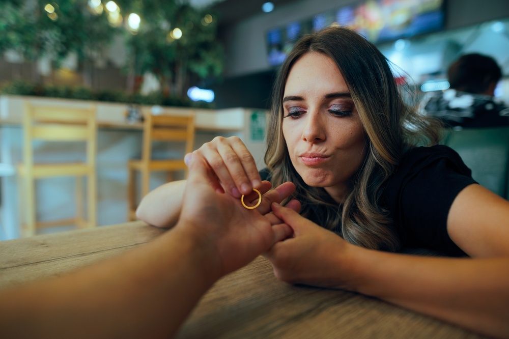 Nő visszaadja a gyűrűt a férjének - az angyal segíti a változást. 