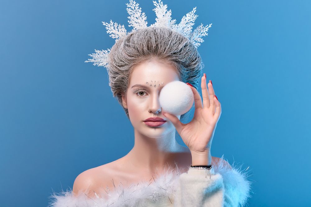 Fehér szempillaspirál hókirálynő modellen