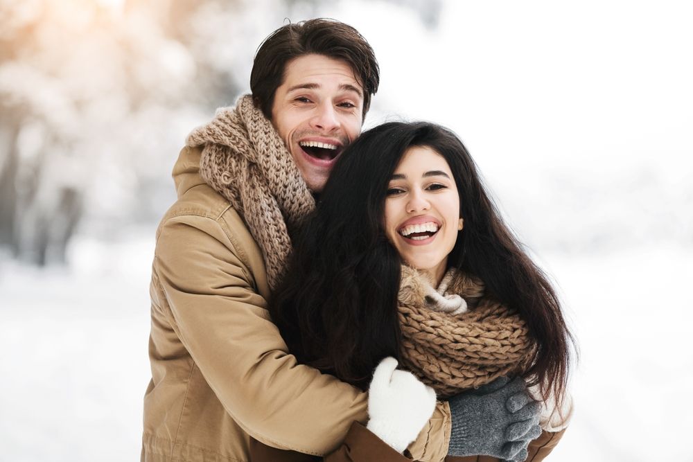 Fiatal pár kedves ölelése