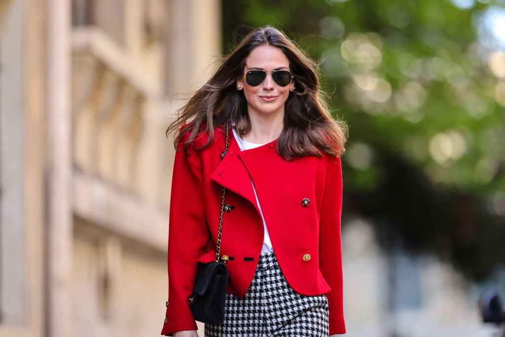 Modell piros blézerben, a válltömés most kifinomultabb formában tér vissza. 