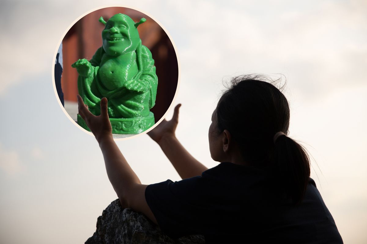 Shrekhez imádkozó nő 