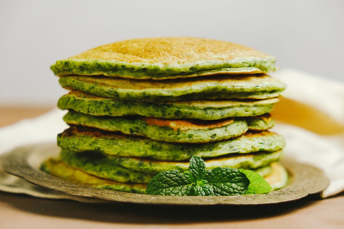 Alakbarát spenótos palacsinta egy tányéron