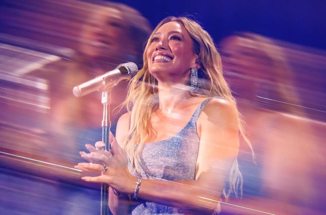 Hilary Duff a 2000-es évek slágerei mellett legújabb dalait is bemutatta.