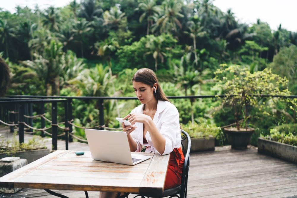 Nő távmunkában dolgozik, fülhallgatóval - a microshifting mint munkarend.