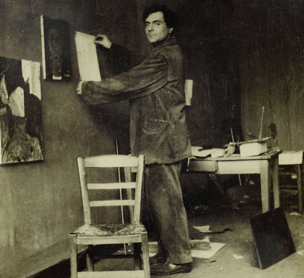Amedeo Modigliani a stúdiójában 1915 körül Párizsban.