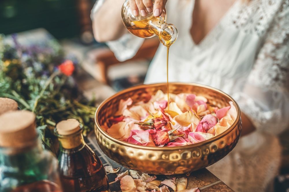 Rózsaolaj rózsaszirmokra öntve.
