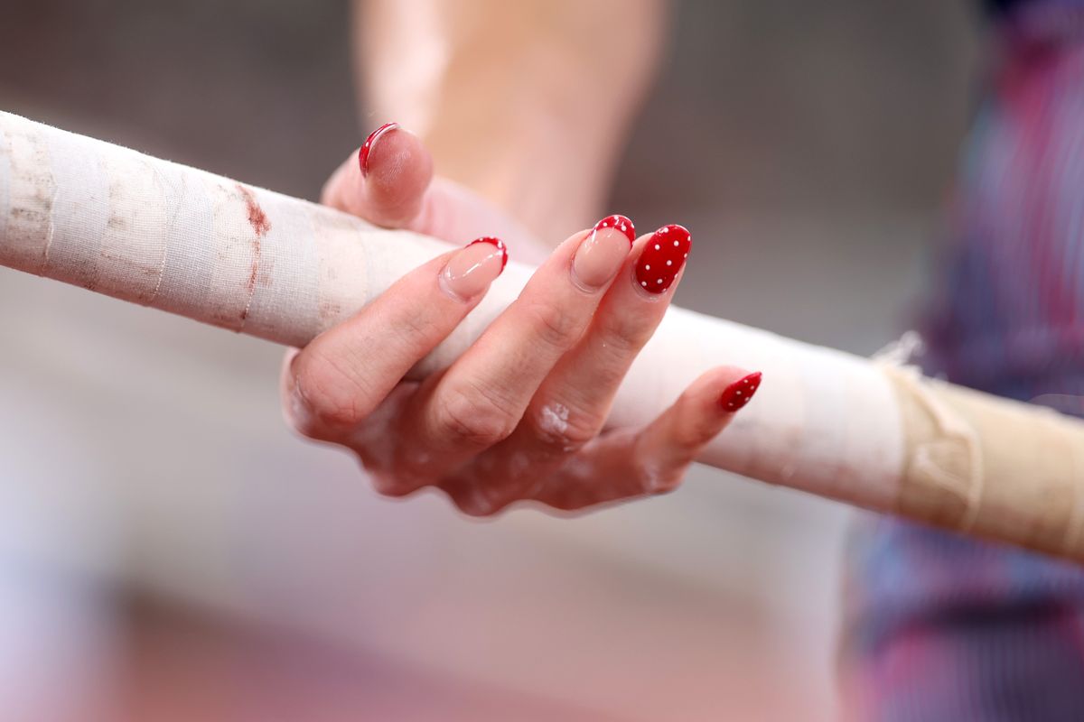 Női kéz Valentin-napi körmökkel