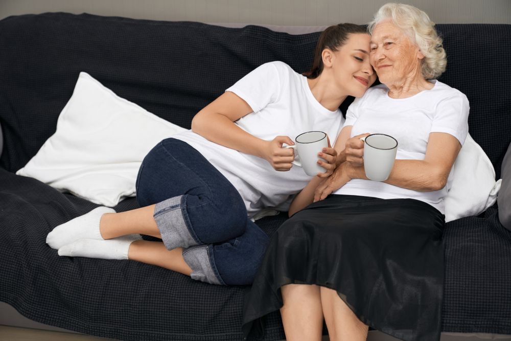 Nagymama és unokája a kanapén: a nagymama tanácsa aranyat ér. 