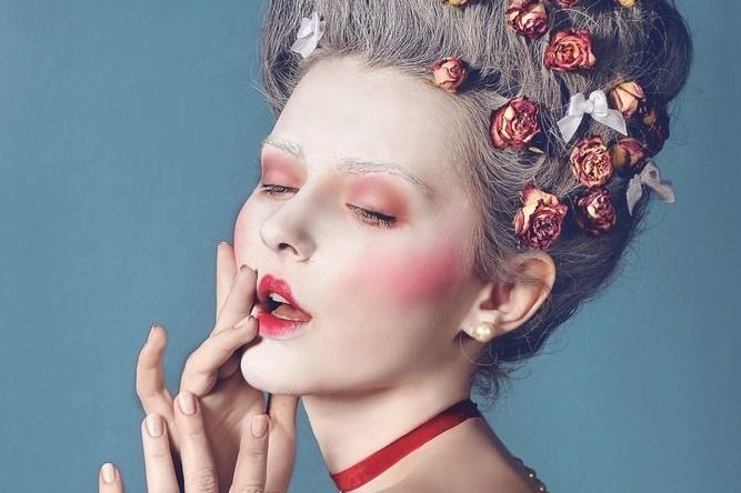 Nő barokk stílusú ruhában, sminkkel az arcán, a kurtizánok szépségtrükkjei cikkhez.