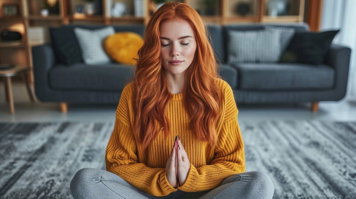 Fiatal nő pulóverben meditál a tízmilliószoros napon.