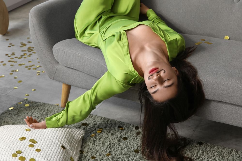 Fiatal nő berúgva fekszik a kanapén - ez nem az a sztori, amit a főnök hallani akar