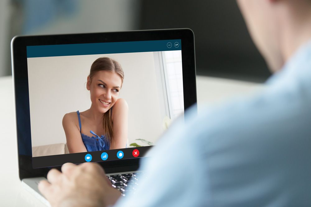 Deepfake csalás a társkeresőn, férfi AI videóval. 