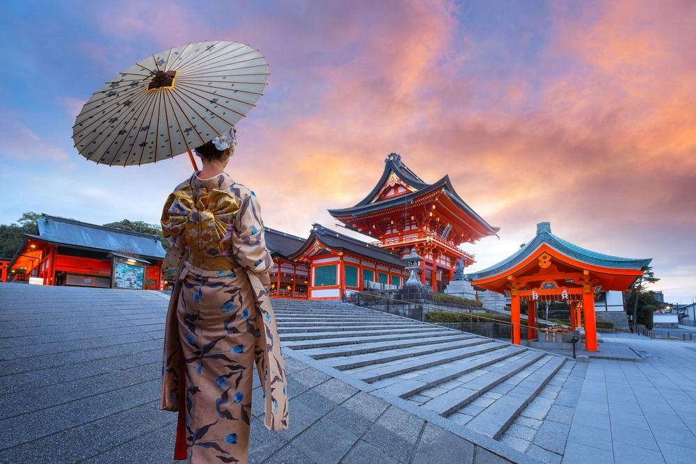 Gésa naplementében ernyőben, a gésák témájú cikkhez fotó. 