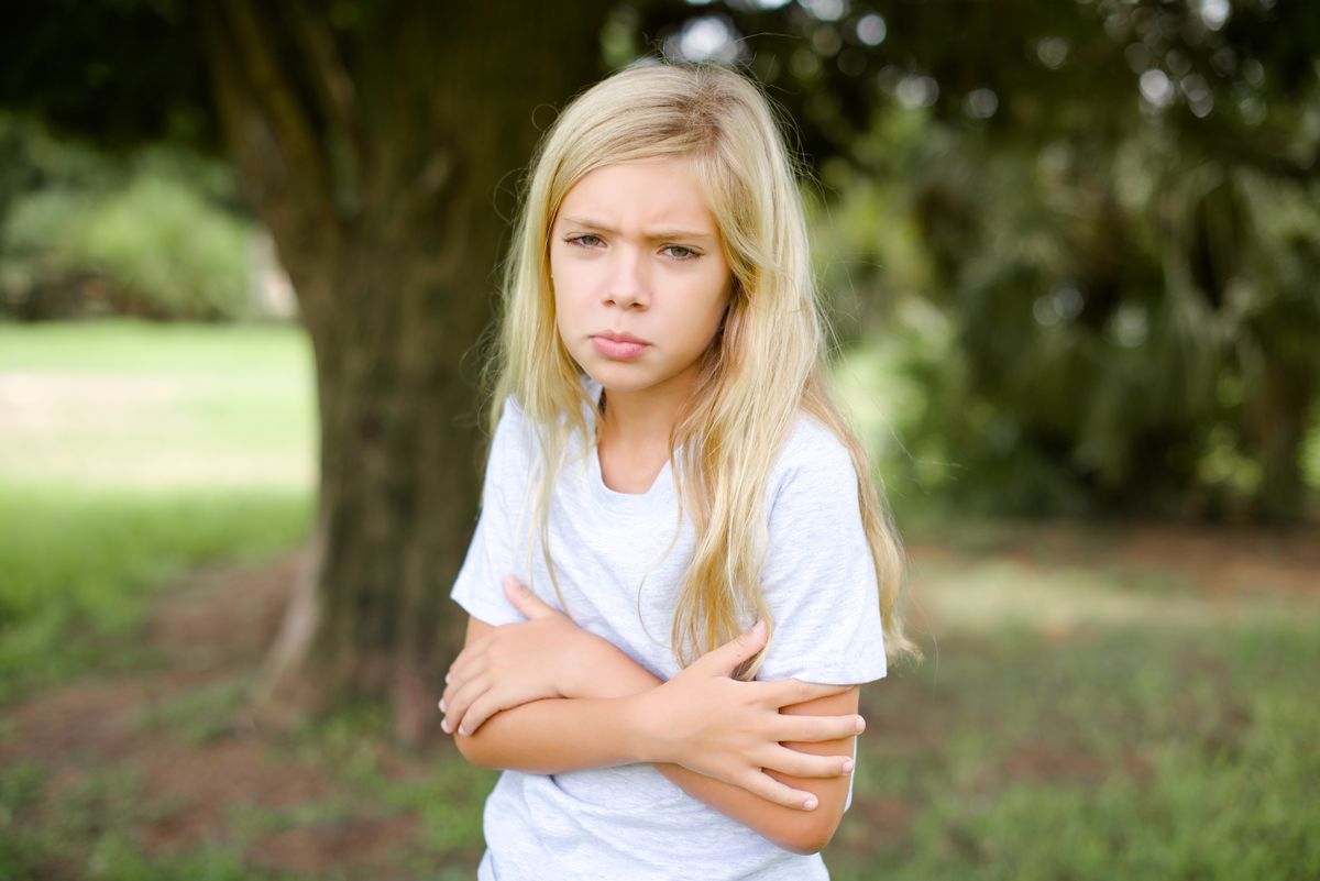 Fázós szőke kislány, aki nem vett kabátot. A FAFO gyereknevelés segíti a gyerekeket, hogy levonják a következtetéseket a saját tapasztalataikból.