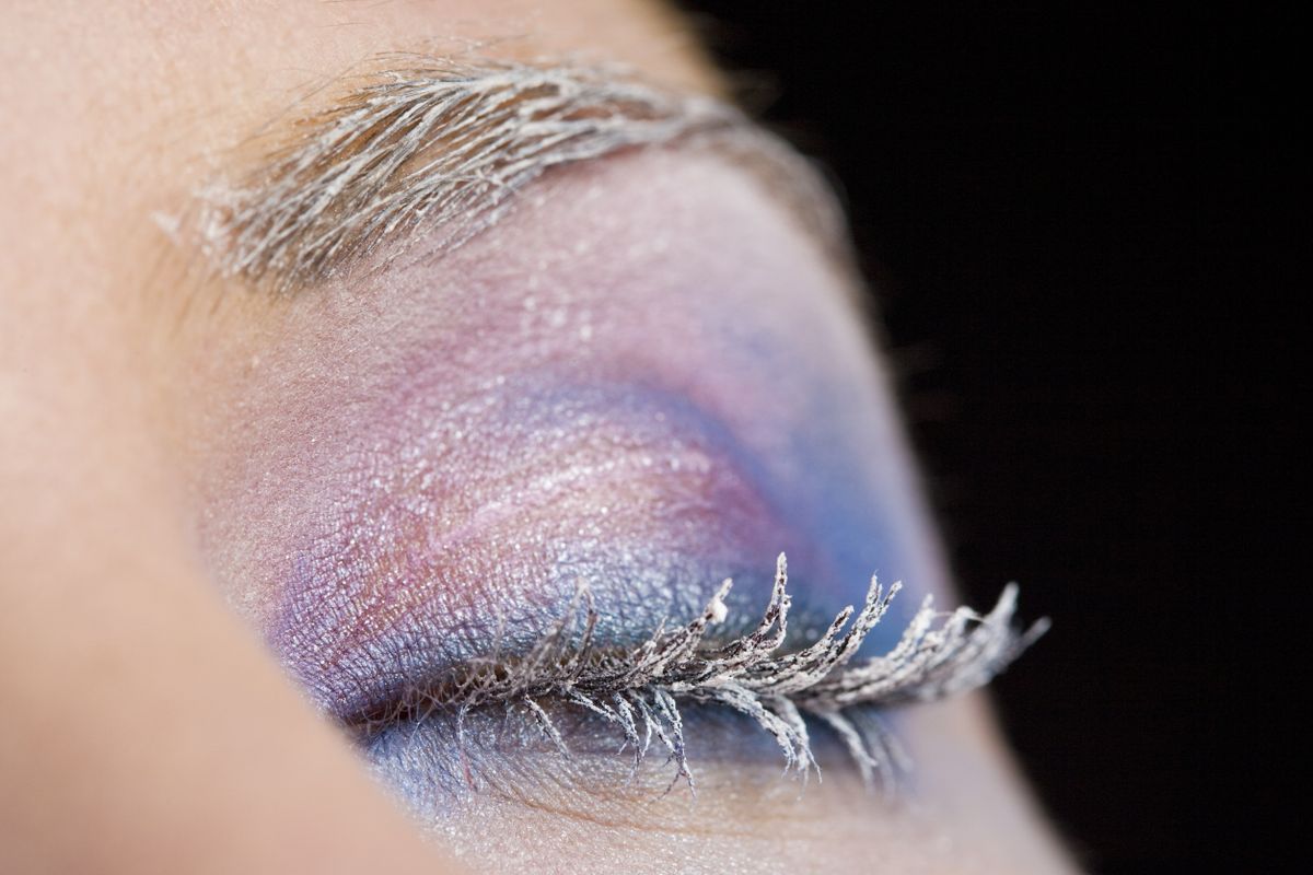 Fehér szempillaspirál, télies smink modellen