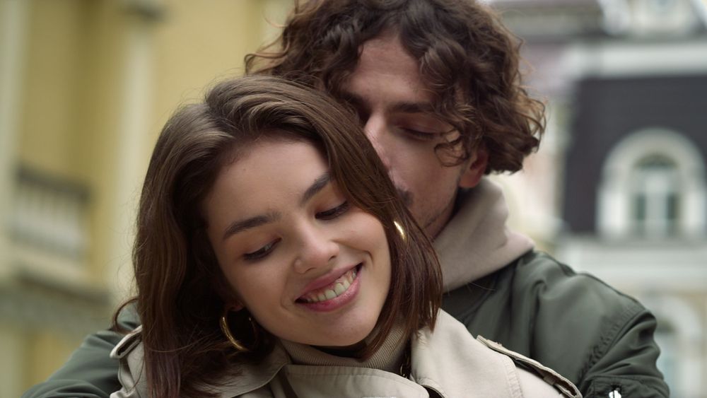 Szerelmespár ölelés hátulról