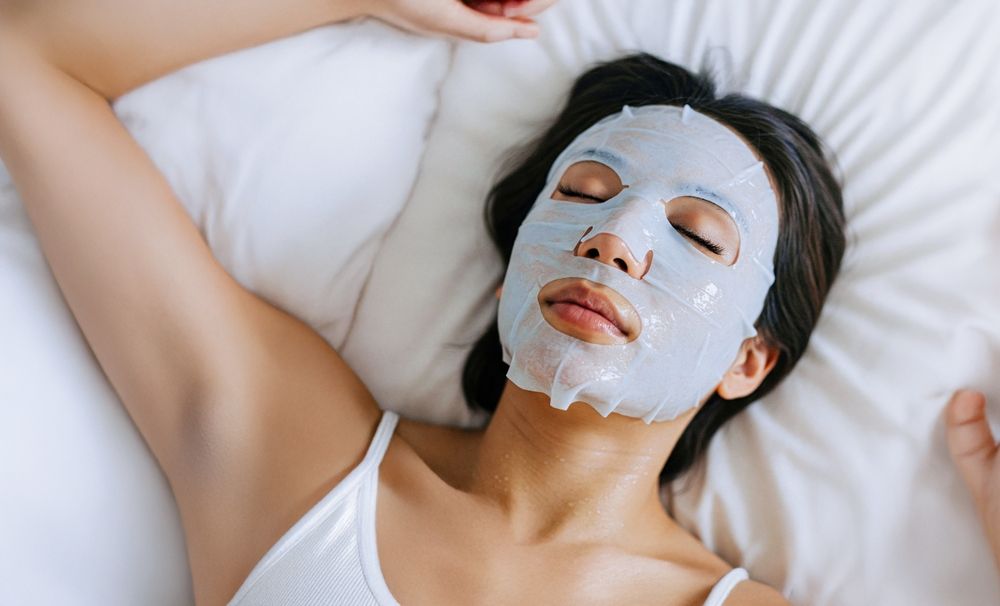 Nő fátyolmaszkkal az arcán. Téli arcmsaszk-cikk