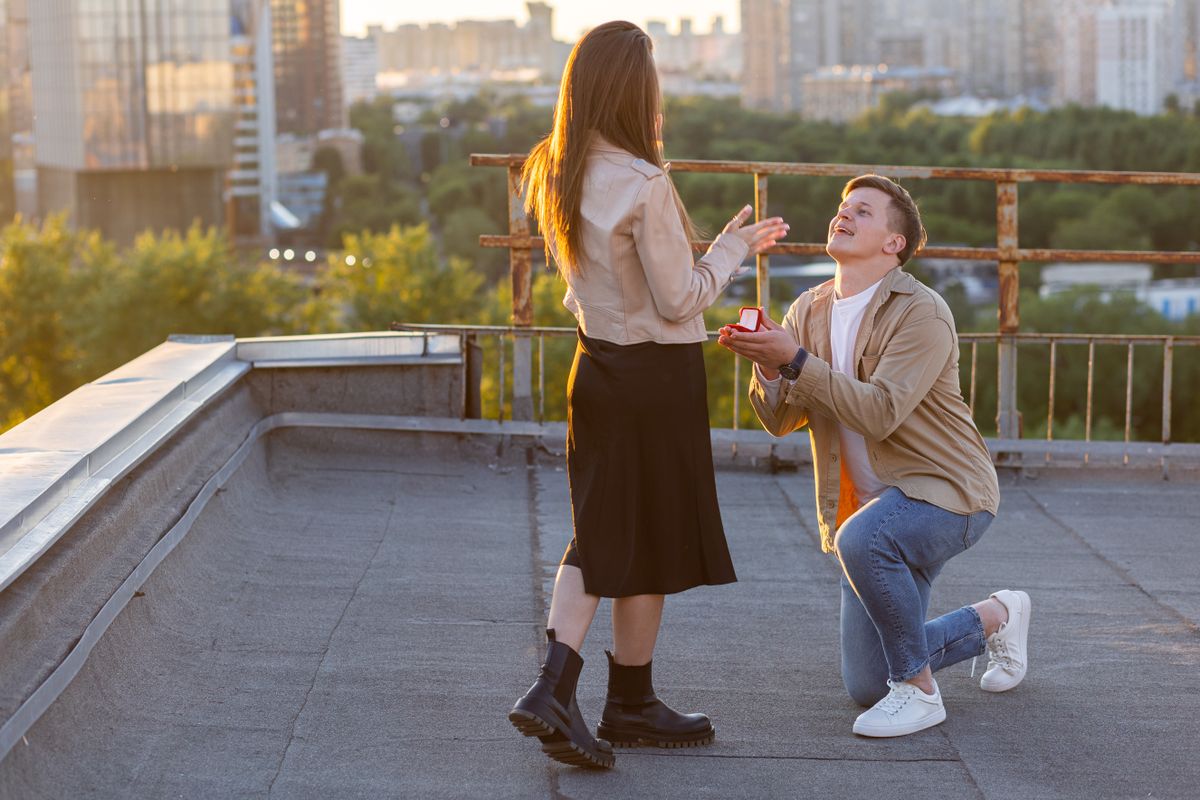 Fiatal férfi és nő lánykérés közben 