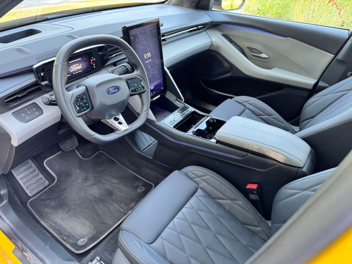 Ford Capri teszt: az autó belső tere.