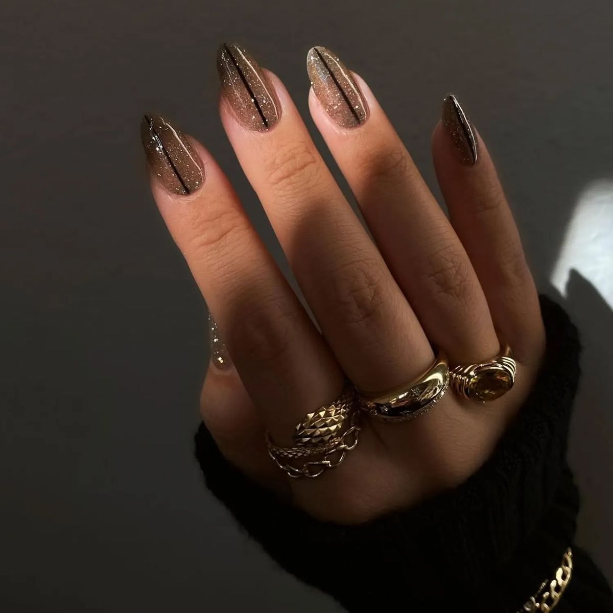 harisnyamintás, csillogó köröm.&nbsp;