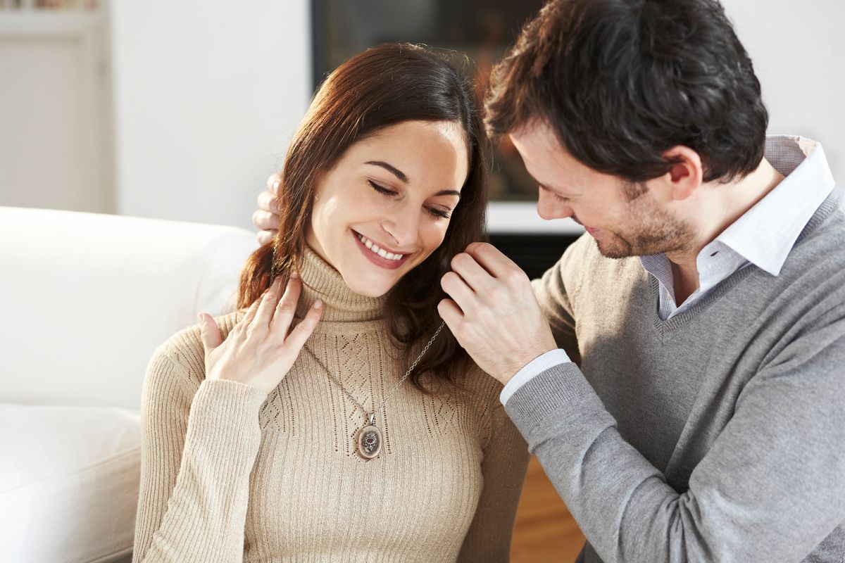 Ajándékok üzenetei: egy nő ékszert, nyakláncot kap egy férfitól. 