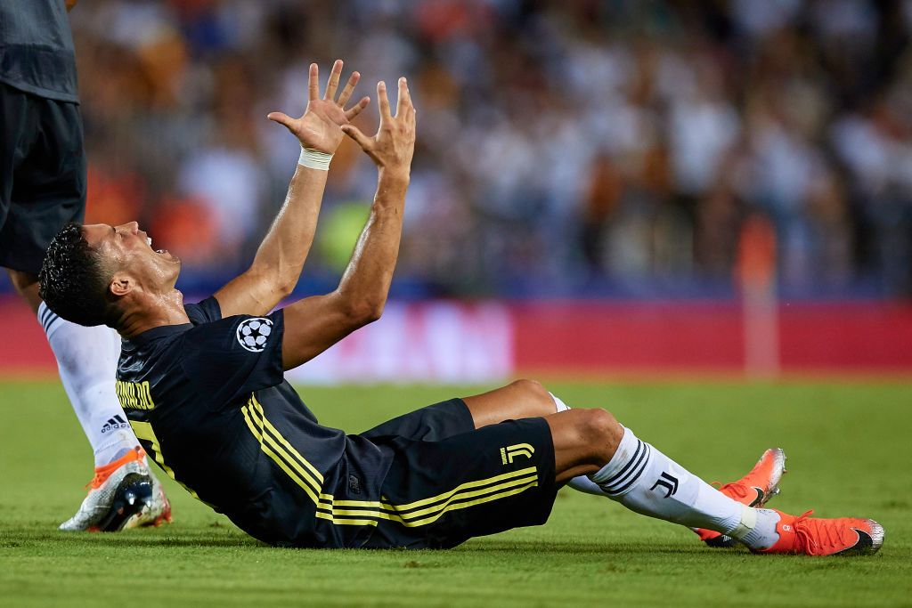 Cristiano Ronaldo "miért én"?! felkiáltással fetreng a gyepen - fotó a cseles módszer cikkhez.