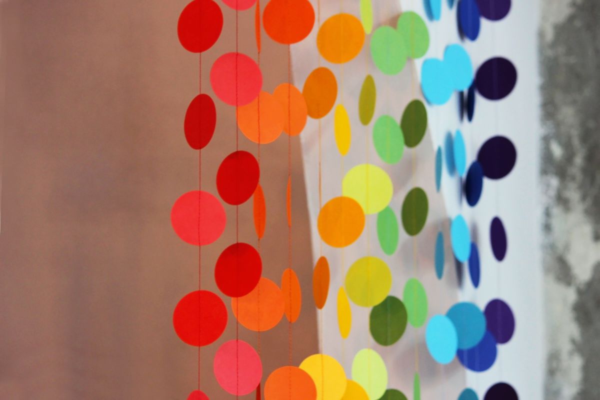 Papír, erős cérna, ragasztó kell csupán ehhez a díszhez. Gyerekekkel együtt készíthetjük, a vágás fejleszti készségeiket. 