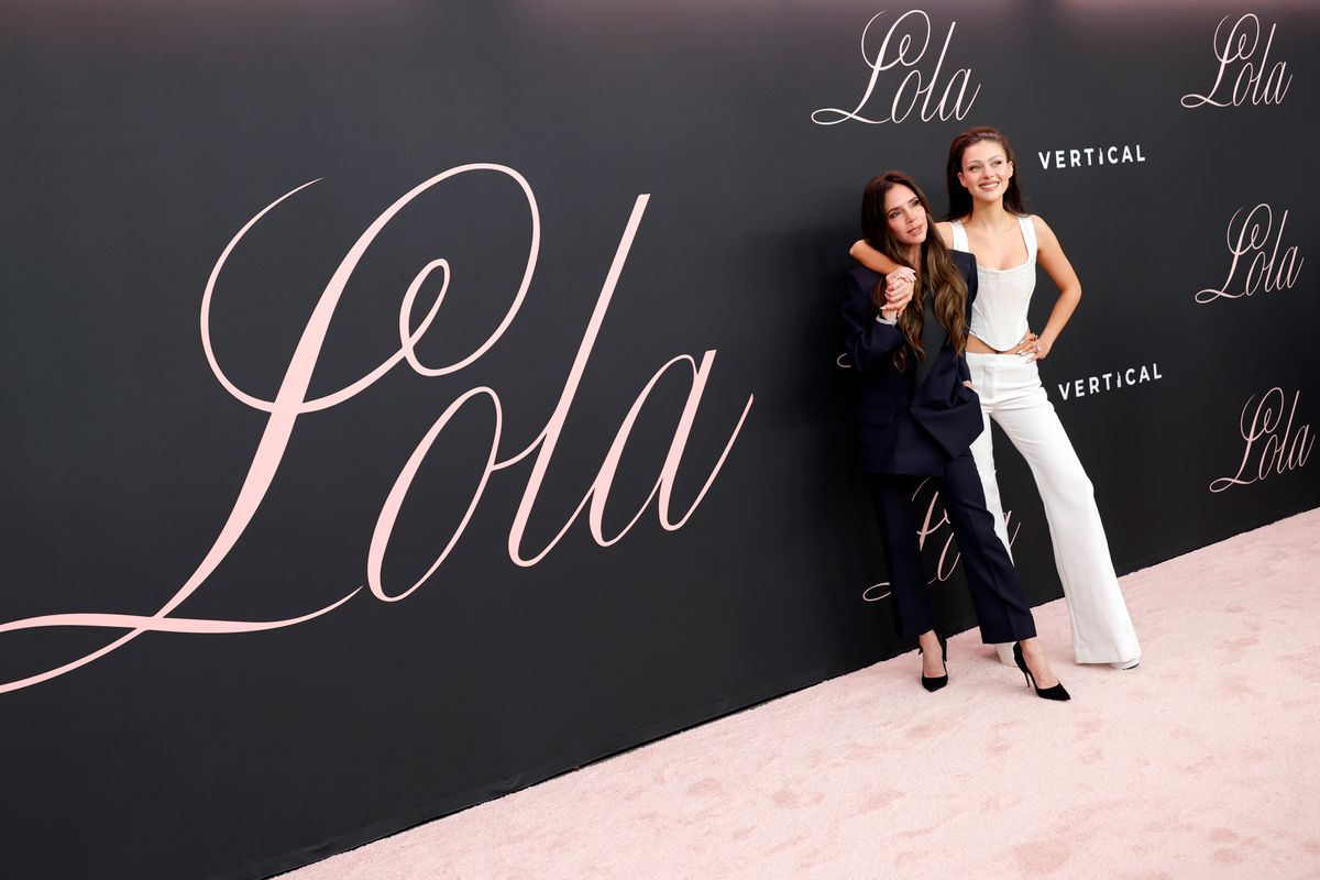 Nicola Peltz és Victoria Beckham 2024-ben a Lola premierjén.