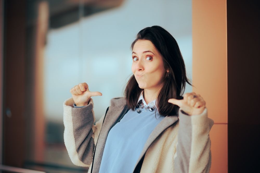 Egoista nő kabátban, állásinterjún.