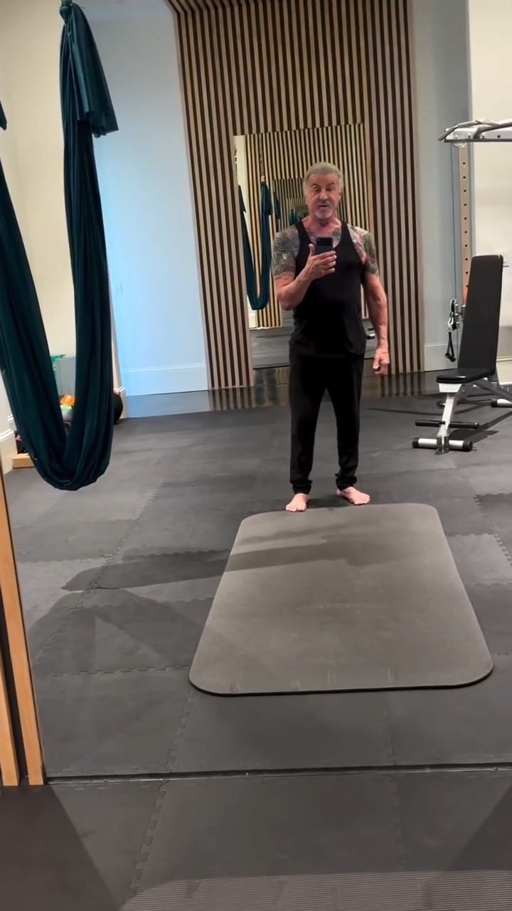 Sylvester Stallone megmutatta az izmait és otthoni konditermét