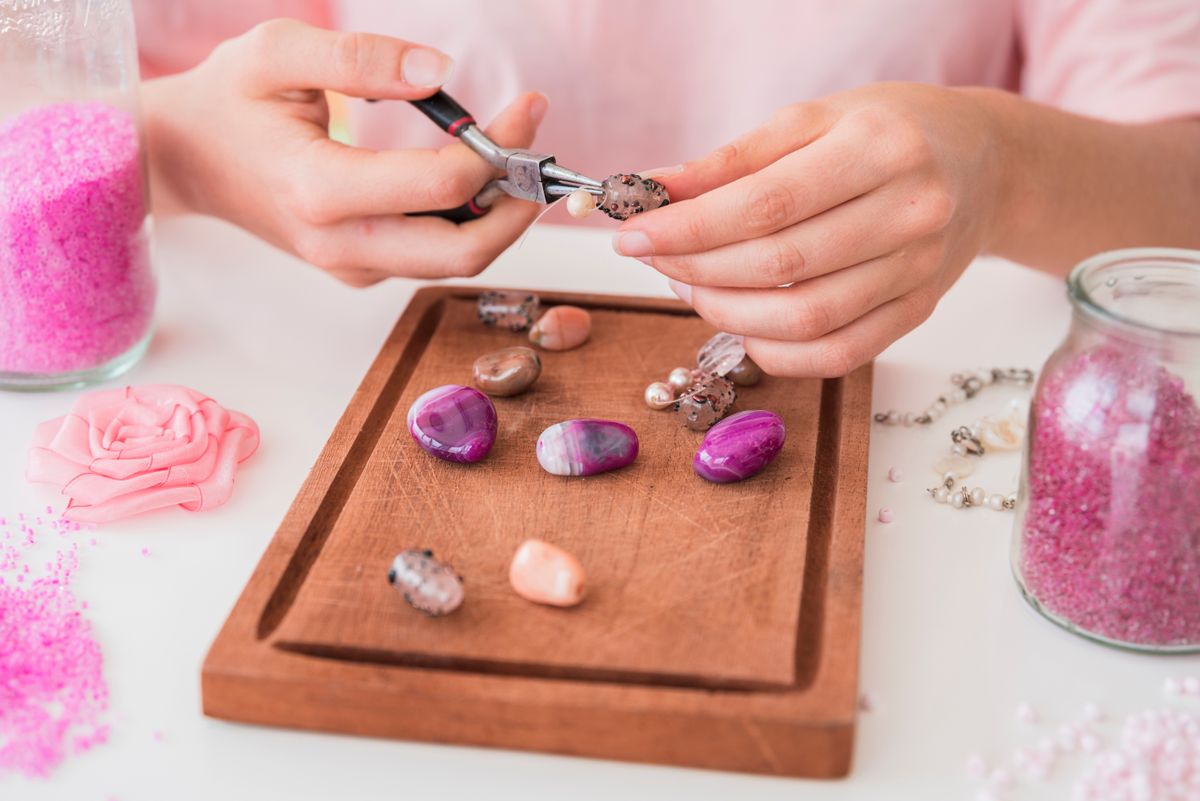 A rózsakvarc és a török horoszkóp, ásványkészítés közben. 